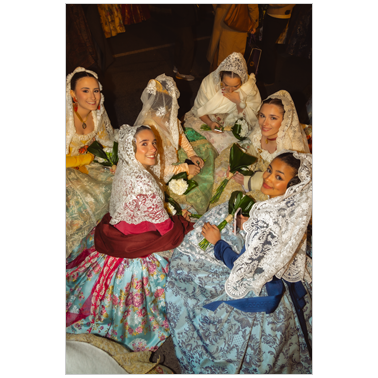 Grupo de falleras sentadas en Valencia | Cattaneo Photo