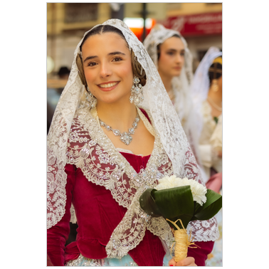 Fallera con mantilla y flores para la ofrenda a la Virgen de los Desamparados | Cattaneo Photo
