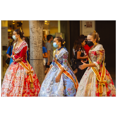 Falleras valencianas caminando durante la pandemia | Cattaneo Photo