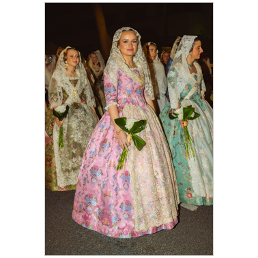 Fallera valenciana con ramo para la Ofrenda | Cattaneo Photo