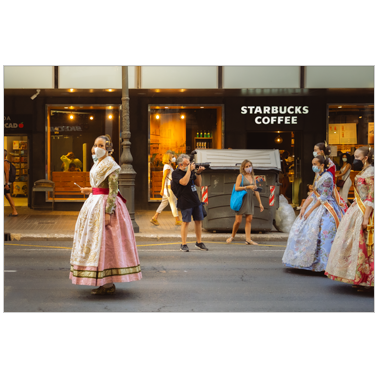Falleras en la Calle Colón de Valencia | Cattaneo Photo